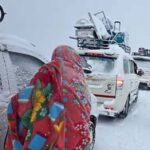 भारी बर्फबारी में सिंथन टॉप पर फंसे 200 से अधिक पर्यटकों को सेना और पुलिस ने बचाया