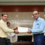 ई-ऑफिस में समयबद्ध कार्य करने और उपस्थिति में श्रेष्ठ प्रदर्शन करने वाले अधिकारी-कर्मचारियों को मुख्य सचिव ने किया सम्मानित