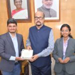 राज्यपाल  डेका से यूनीसेफ के इमेजिन वेंचर के प्रथम भारतीय पुरस्कार विजेता ने की सौजन्य भें