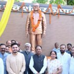 मुख्यमंत्री विष्णु देव साय ने अम्बिकापुर में भटगांव विधानसभा के पूर्व विधायक पंडित रविशंकर त्रिपाठी की प्रतिमा का किया अनावरण