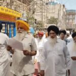 अमृतसर में अकाल तख्त साहिब पहुंचा SGPC प्रतिनिधिमंडल, सुखबीर बादल पर कार्रवाई की मांग