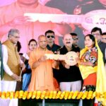 चंदन चौकी में CM Yogi Adityanath ने बांटे भौमिक अधिकार पत्र, लाभार्थियों को मिले नियुक्ति पत्र और आवास चाबी