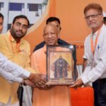 सरकार मूल्यों व आदर्शों पर आधारित पत्रकारिता के साथ: सीएम योगी