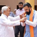 कंधे पर हाथ, चेहरे पर मुस्कान: CM सम्राट और नीतीश की पहली मुलाकात की खास तस्वीर