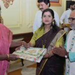 ‘इस साड़ी को कार्यक्रम में पहनूंगी’: Droupadi Murmu ने प्रोटोकॉल तोड़कर देखी कारीगरी