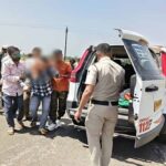 रतलाम के डायल-112 हीरोज सड़क हादसे में घायल हुए तीन लोगों को समय पर पहुँचाया अस्पताल  भोपाल   रतलाम जिले के थाना रिंगनोद क्षेत्र मेंडायल-112 जवानों की त्वरित प्रतिक्रिया और संवेदनशील कार्यवाहीसे सड़क दुर्घटना में गंभीर रूप से घायल तीन व्यक्तियों को समय पर अस्पताल पहुँचाकर उपचार दिलाया गया। समय पर मिली सहायता से घायलों को शीघ्र चिकित्सा सुविधा उपलब्ध हो सकी।  07 मई को सुबह राज्य स्तरीय पुलिस कंट्रोल रूम डायल-112 भोपाल को सूचना प्राप्त हुई कि थाना रिंगनोद क्षेत्र अंतर्गतबिनोलीफंटा रोडपर दो मोटर साइकिलों की आमने-सामने से टक्कर हो गई है, जिसमें तीन व्यक्ति गंभीर रूप से घायल हो गए हैं। तत्काल पुलिस सहायता की आवश्यकता है। सूचना मिलते ही रिंगनोद थाना क्षेत्र में तैनात डायल-112 एफआरव्ही वाहन को तुरंत घटनास्थल के लिए रवाना किया गया।  डायल 112 स्‍टॉफआरक्षक  चंद्रपाल सिंह एवं पायलट  मंगलेश्वर सूर्यवंशीने मौके पर पहुँचकरपाया कि मोटरसाइकिल दुर्घटना में तीन लोग गंभीर रूप से घायल हो गए थे। डायल-112 जवानों ने बिना समय गंवाए सभी घायलों कोएफआरव्ही वाहनकी सहायता से तत्कालशासकीय अस्पताल जावरापहुँचाया।डायल-112 जवानों की तत्परता से घायलों को समय पर उपचार मिल सका।  डायल 112 हीरोजश्रृंखला के अंतर्गत यह घटना दर्शाती है कि मध्यप्रदेश पुलिस की डायल-112 सेवा हर आपात परिस्थिति में त्वरित सहायता, संवेदनशीलता और जनसेवा की भावना के साथ आमजन के लिए सदैव सक्रिय और प्रतिबद्ध है।