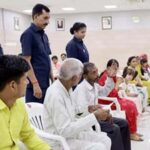 योगी के जनता दर्शन में समस्याओं की सुनवाई, अधिकारियों पर सख्ती दिखाई