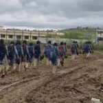 हल्की बारिश में दलदल बना सीएम राइज स्कूल मार्ग, छात्रों की बढ़ी परेशानी