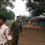 CG में हेडमास्टर की हत्या के बाद भड़की हिंसा, आरोपियों के घरों में लगाई आग, गांव में तनाव