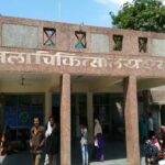श्योपुर जिला अस्पताल में युवक का हंगामा, डॉक्टरों से मारपीट और जमकर चले लात-घूंसे