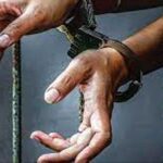 दिवंगत आरक्षक के परिवार से 19 लाख की वसूली का आरोप, थाना प्रभारी गिरफ्तार, अधिवक्ता फरार