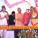 मुख्यमंत्री योगी ने मैनपुरी में लाभार्थियों को वितरित किए चेक, स्वीकृति पत्र व टूलकिट