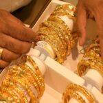 Gold Price Crash: रिकॉर्ड हाई से ₹37,000 टूटा सोना, क्या खरीदारी का यही है सबसे अच्छा मौका?