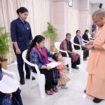 सीएम योगी और बच्ची के बीच संवाद से खिलखिला उठे हॉल में मौजूद लोग, सभी ने सीएम के वात्सल्य की प्रशंसा की