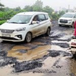 सड़कें बनीं मौत का जाल, गड्ढों में उतरकर फूटा जनता का गुस्सा: कांग्रेस-भाजपा एक मंच पर, नगर पंचायत की कार्यशैली पर गंभीर सवाल