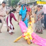 महिलाओं के सम्मान पर सियासत गरम: केंद्रीय मंत्री प्रह्लाद जोशी और सांसद कंगना रनौत के खिलाफ महिला कांग्रेस का उग्र प्रदर्शन, सार्वजनिक माफी की मांग