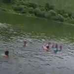 स्कूल की लड़कियों संग पिकनिक पर गया प्रिंसिपल, डैम में बिना कपड़ों के नहाते VIDEO वायरल; मचा हड़कंप