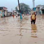सतना-चित्रकूट में बारिश का कहर! घर-दुकानों में घुसा पानी, सड़कों पर चली नाव