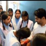 कलेक्टर गौरव बैनल ने छात्राओं से बंधवाई राखी