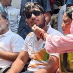 पेलेट गन मामले में राहुल गांधी का धरना, FIR की मांग पर दिल्ली पुलिस से भिड़े