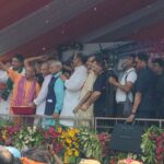 मेरठ में योगी ने कांवड़ियों पर की पुष्पवर्षा, ड्रोन उड़ाता युवक पकड़ा