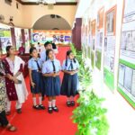 विद्यार्थियों ने देखी स्वतंत्रता संग्राम सेनानियों और ‘वंदे मातरम्’ पर आधारित छायाचित्र प्रदर्शनी