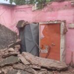 CG में जर्जर पंचायत भवन की छत गिरी, मलबे में दबे सरकारी दस्तावेज; सरपंच-सचिव बाल-बाल बचे
