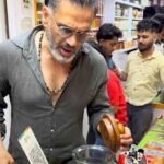 अमृतसर पहुंचे सुनील शेट्टी ने चखा खास आम पापड़, पत्नी संग बाजार में दिखा देसी अंदाज