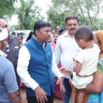 बाढ़ प्रभावित परिवारों के बीच पहुंचे वन मंत्री केदार कश्यप