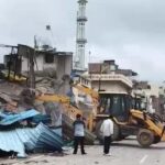 वाराणसी में जायका रेस्टोरेंट पर चला VDA का बुलडोजर, अवैध निर्माण पर कार्रवाई