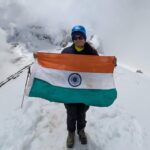 लखनऊ की पर्वतारोही पूर्वा धवन ने 5,826 मीटर ऊंची रुद्रगैरा चोटी पर फहराया तिरंगा