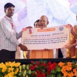 जन्माष्टमी से पहले मुख्यमंत्री योगी ने उपहारों के माखन से भरी ब्रजवासियों की ‘मटकी’