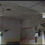 जर्जर भवन में संचालित आंगनवाड़ी, बांस और टूटे एल्बेस्टर से बनी अस्थाई रसोई