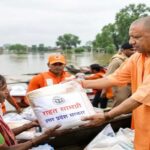 बाढ़ प्रभावितों के साथ खड़ी योगी सरकार, राहत अभियानों के तहत 3.36 लाख लंच पैकेट वितरित