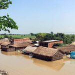 बिहार में गंडक का कहर, दो जिलों में तटबंध टूटे; गांवों में बाढ़ का खतरा