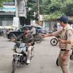 इंदौर में बिना हेलमेट ऑफिस पहुंचना पड़ा भारी! कलेक्टर ने कर्मचारियों को वापस लौटाया