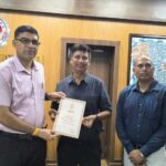 सशस्त्र सेना झंडा दिवस निधि में उत्कृष्ट योगदान के लिए कलेक्टर रत्नाकर झा सम्मानित