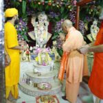 श्रीकृष्ण जन्माष्टमी पर जन्मभूमि पहुंचे सीएम योगी, चांदी से सजे गर्भगृह में किए ‘लाला’ के दर्शन
