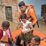 बाढ़ प्रभावितों तक भोजन, दवा और राहत सामग्री पहुंचाना सरकार की प्रतिबद्धताः सीएम योगी