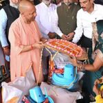 योगी सरकार के निर्देश पर बाढ़ प्रभावितों को नावों से पहुंचाया जा रहा भोजन और राशन