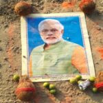 मऊ में श्मशान घाट के पास मिली PM मोदी की तस्वीर, नारियल-नींबू और सिंदूर मिलने से मचा हड़कंप