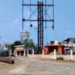 रायपुर: फुंडहर के खेल मैदान में निजी होर्डिंग लगाने का विरोध, सुरक्षा मानकों की अनदेखी का आरोप