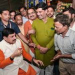 मुख्यमंत्री डॉ. यादव ने बरेला में सड़क किनारे लगी दुकान पर पी चाय