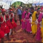 सेवा संकल्प अभियान में कलेक्टर ने ग्रामीणों संग किया मांदरी नृत्य