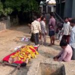 गुना में शव घर ले जाने से रोका, अस्पताल के बाहर सजानी पड़ी अर्थी